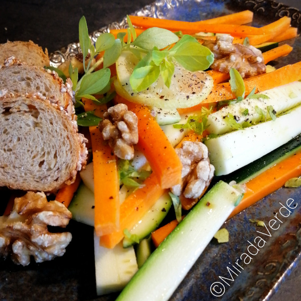 Zucchini-Karotten-Salat mit Walnüssen, Brot