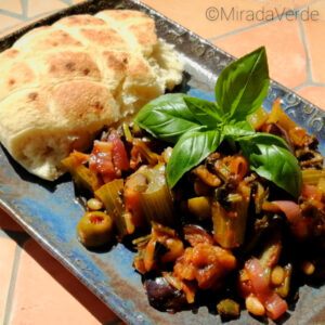 Caponata mit Fladenbrot