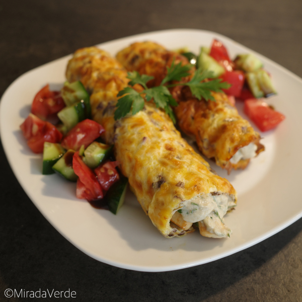 Shiso-Cheddar-Eitok mit Melanzanicreme und Huhn, Tomaten, Gurken