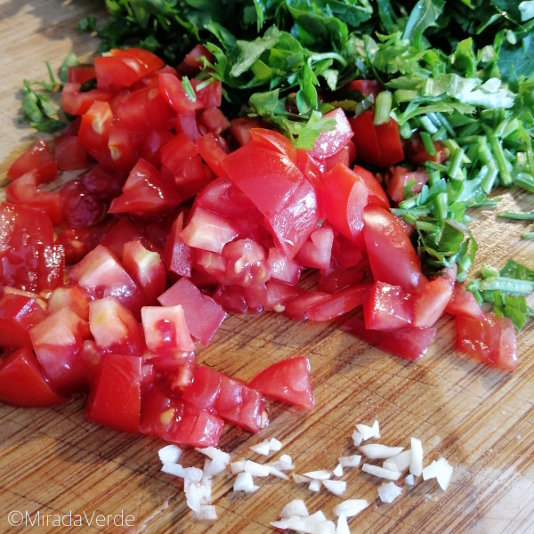 Tomaten, Pfefferminze, Petersilie, Knoblauch für Tabouleh