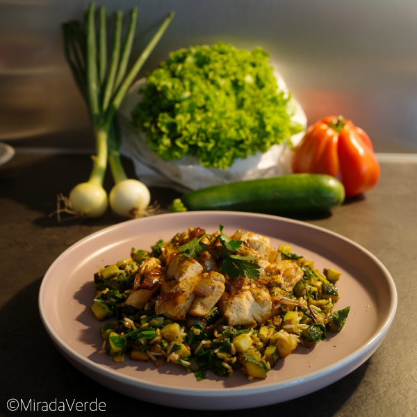 Pilaf mit Huhn und Zucchini