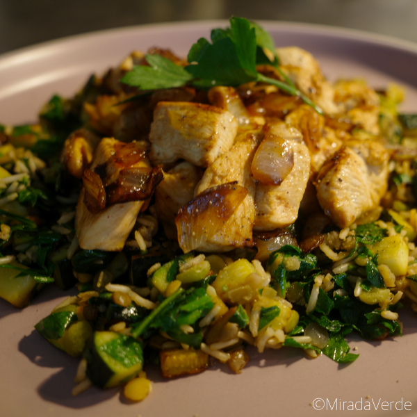 Pilaf mit Huhn und Zucchini