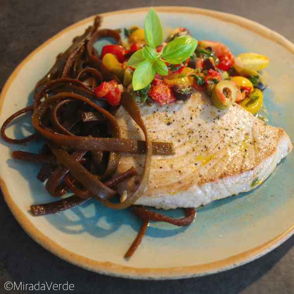 Thunfischsteak mit Meeresspaghetti und Tomatensalsa