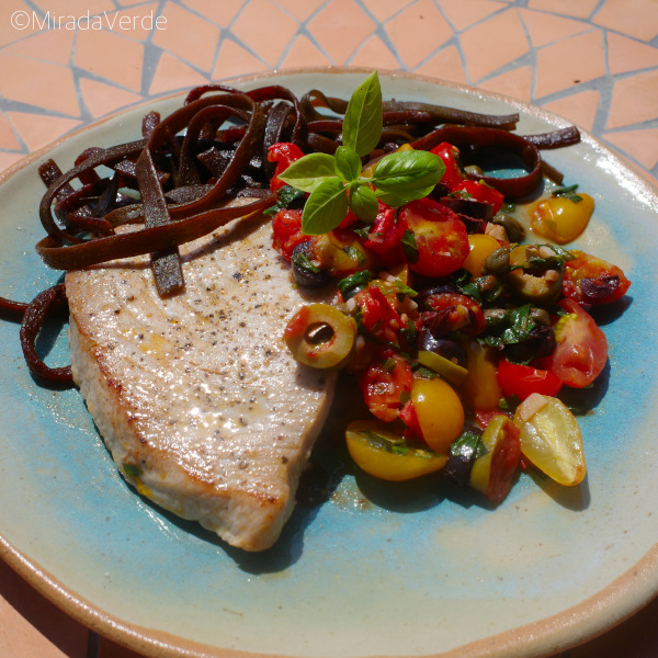 Thunfischsteak mit Meeresspaghetti und Tomatensalsa