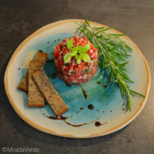 Tomatentatar Basilikum Rosmarin Brot