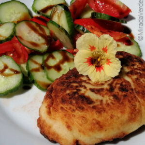 Eierschwammerl / Pfifferlinge im Kartoffelteig Kapuzinerkresse Salat