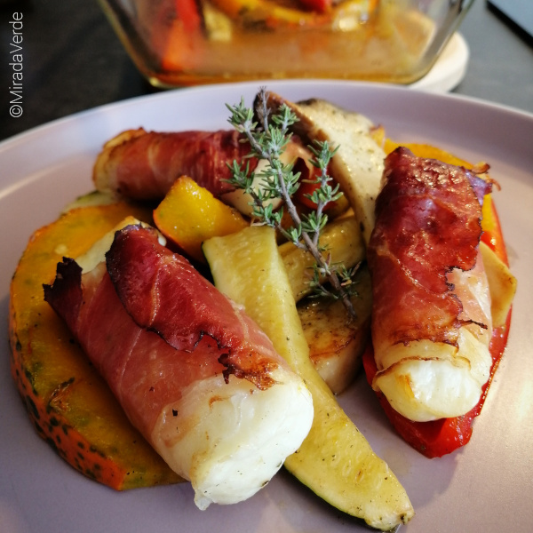 Halloumi im Speckmantel auf Kürbis, Zucchini, Pilze