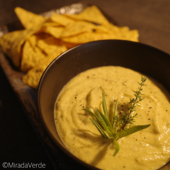 Kürbis-Feta-Dip mit Tortilla Chips