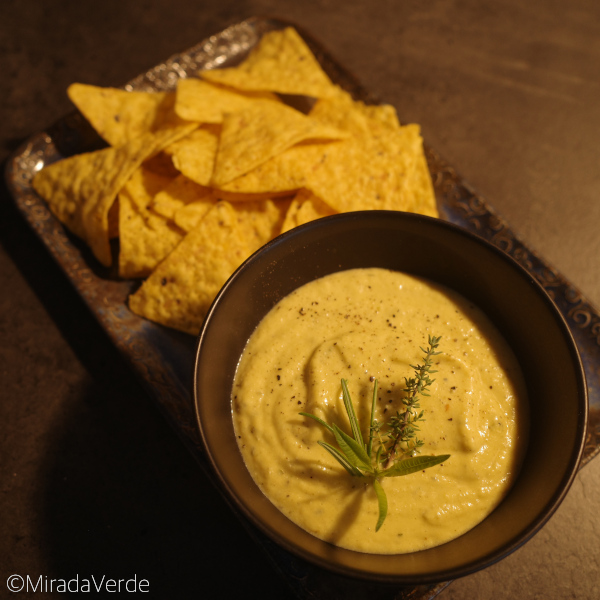 Kürbis-Feta-Dip mit Tortilla Chips