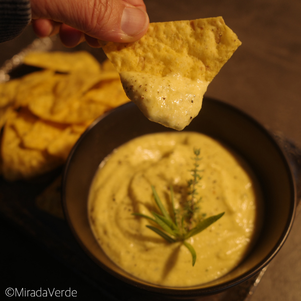 Kürbis-Feta-Dip mit Tortilla Chips