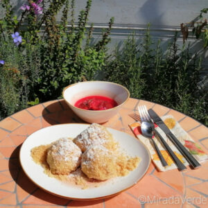 Zwetschkenröster mit Zirbe zu Topfenknödel