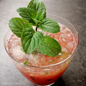 Zirbenmojito mit Pfefferminze