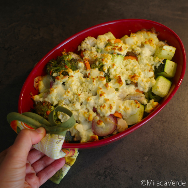 Gemüse und Huhn mit Feta überbacken