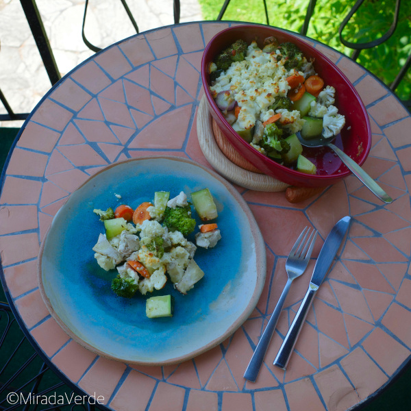 Gemüse und Huhn mit Feta überbacken