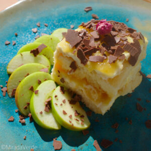 Apfel-Topfen-Schichtdessert mit Schokoladeflocken und Rosenblüte