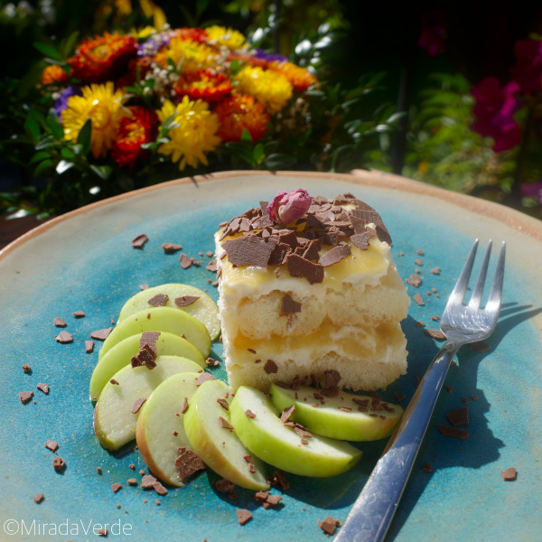 Apfel-Topfen-Schichtdessert mit Rosenwasser