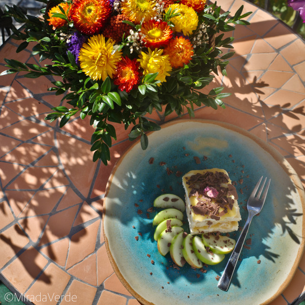 Apfel-Topfen-Schichtdessert mit Rosenwasser