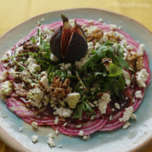 Chioggiarüben Carpaccio mit Rucola, Feta, Walnüssen und Feige