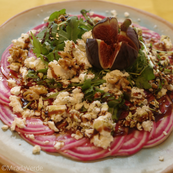 Chioggiarüben Carpaccio mit Rucola, Feta, Walnüssen und Feige