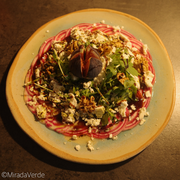 Chioggiarüben Carpaccio mit Rucola, Feta, Walnüssen und Feige