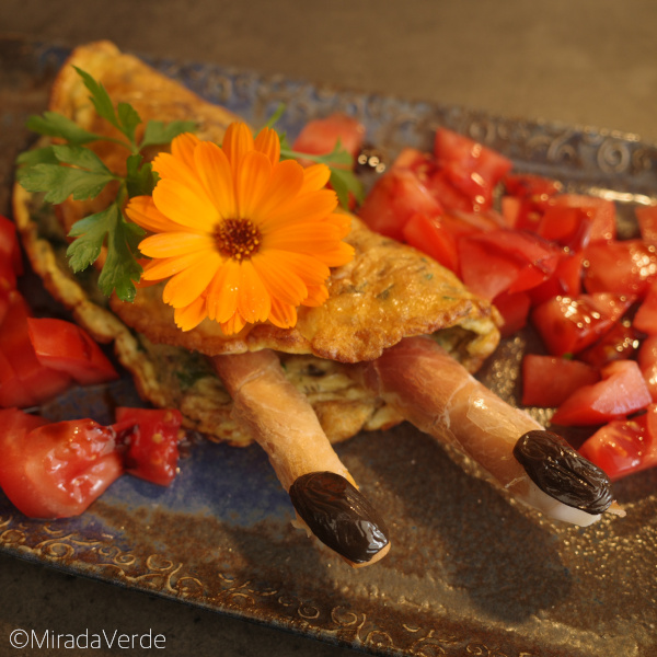 Halloween Kräuteromlette mit Hexenfinger, Tomaten und Ringelblume