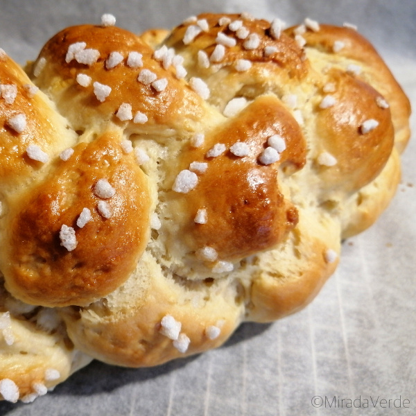 Allerheiligenstriezel mit Hagelzucker