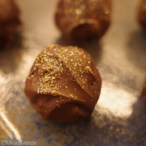 Schokolierte Lebkuchen-Mandelkugel mit Goldglitter