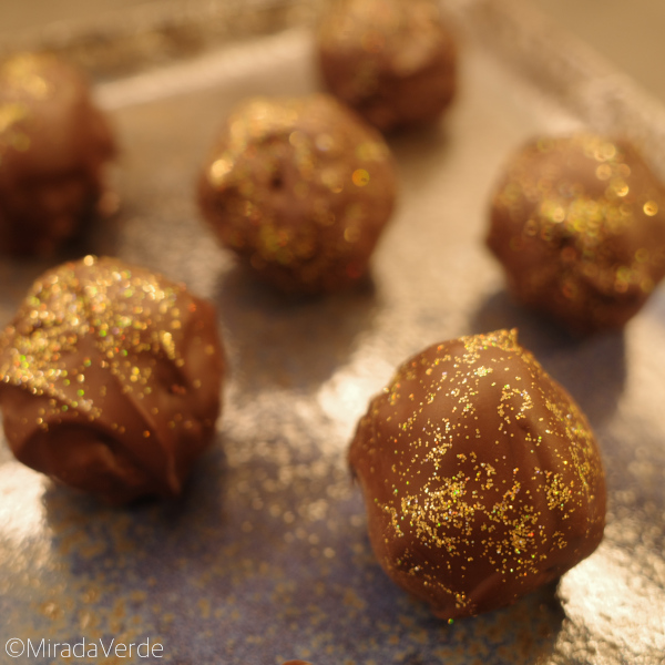 Schokolierte Lebkuchen-Mandelkugel mit Goldglitter