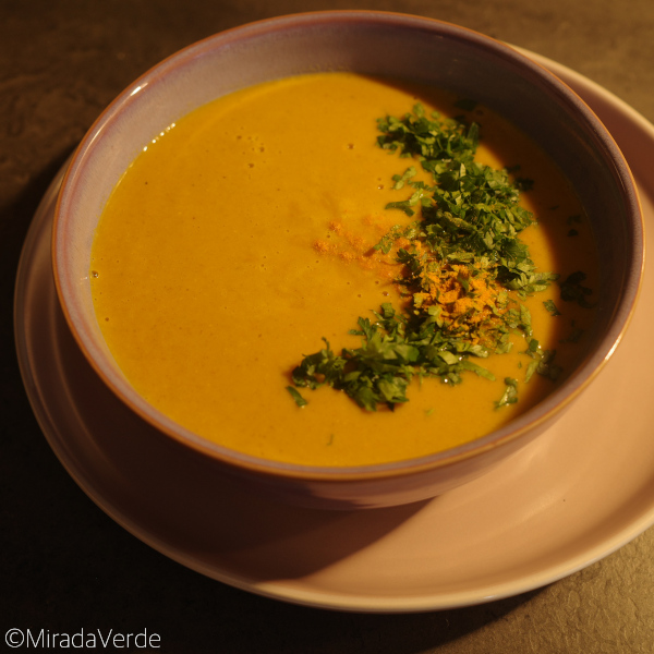 Süßkartoffel Linsen Suppe mit Petersilie und Curcuma serviert