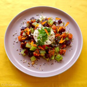 Burrata mit Salbei-Vogelmierenpesto auf Saisongemüse