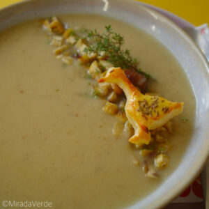 Wurzelsuppe mit Maroni & Thymian und Blätterteiggans als Garnitur