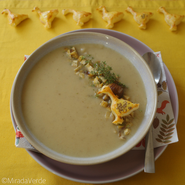 Wurzelsuppe mit Maroni, Thymian und Gans aus Blätterteig