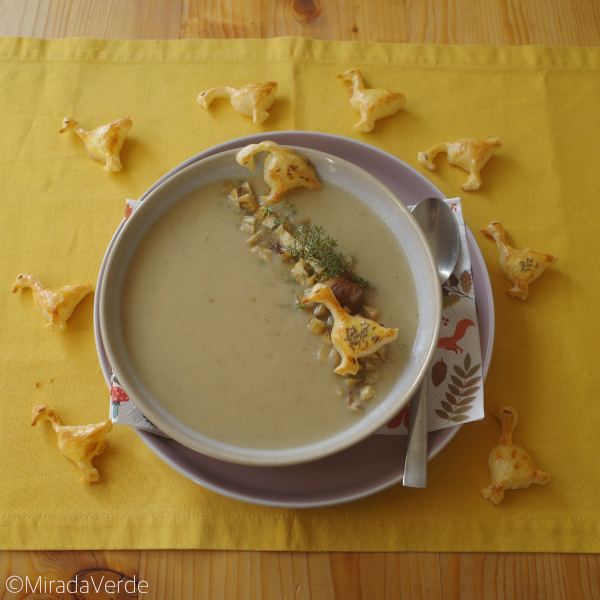 Wurzelsuppe mit Maroni, Thymian und Gans aus Blätterteig