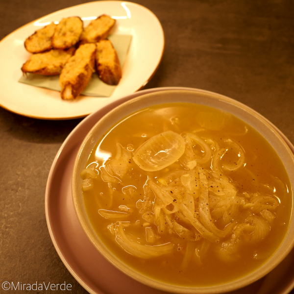 Zwiebelsuppe mit Käsecroutons