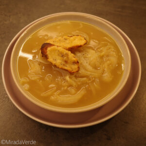 Zwiebelsuppe mit Käsecroutons