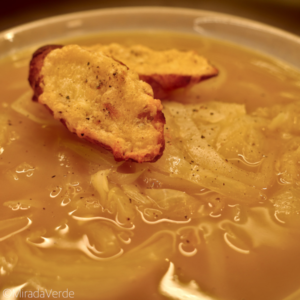 Zwiebelsuppe mit Käsecroutons