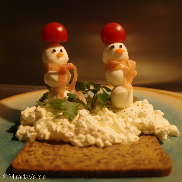 Mozzarella Schneemänner auf Brot, Cottage Cheese und Eiern