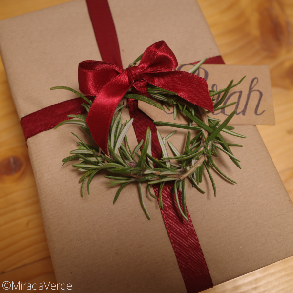 Weihnachtliche Geschenkverpackung mit Rosmarin