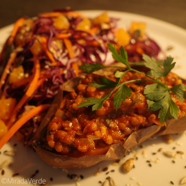 Bratsüßkartoffel mit Linsensauce am Blaukrautsalat