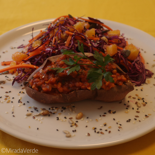 Bratsüßkartoffel mit Linsensauce am Blaukrautsalat