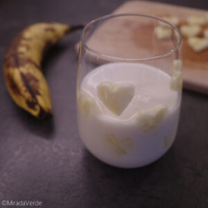 Bananenmilch im Glas mit Bananenherzen