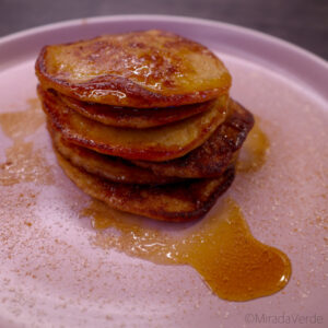 Bananen-Pancakes (vegan) mit Zimtzucker und Ahornsirup