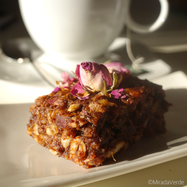 Dattel-Nuss-Energieriegel mit Rose zum Tee