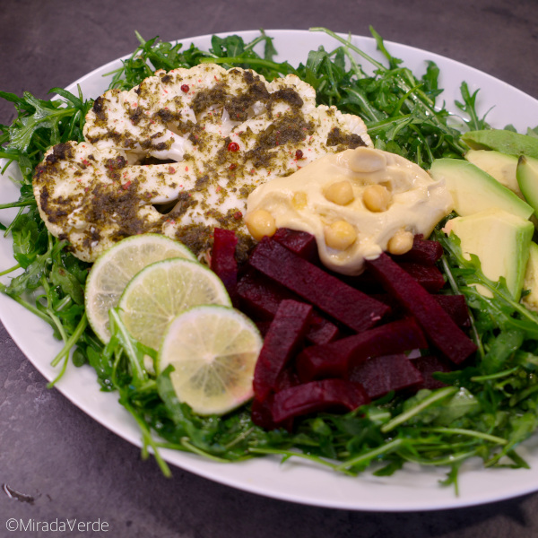 Karfiolsteak/Blumenkohlsteak Hummus Rote Rübe Salat Avocado Limette