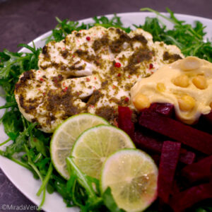 Karfiolsteak/Blumenkohlsteak Hummus Rote Rübe Salat Limette