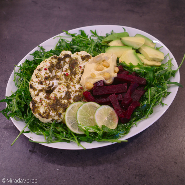 Karfiolsteak/Blumenkohlsteak Hummus Rote Rübe Salat Avocado Limette