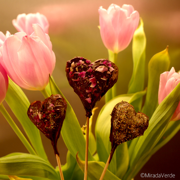 Schokolierte Apfelherzen, Tulpenstrauß