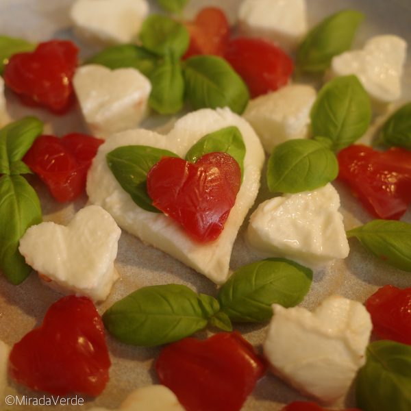 Insalata Caprese with Love. Tomaten, Mozzarella, Basilikum, Herzen