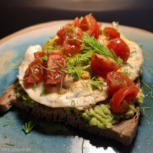 Avocado Toastie mit Bärlauchpesto und Maiwipferl