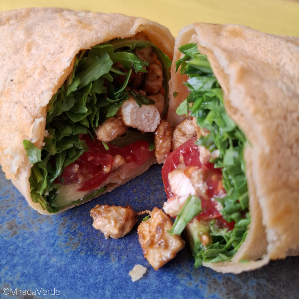 Linsenwrap mit Rucola, Tomaten, Avocado und Huhn gefüllt